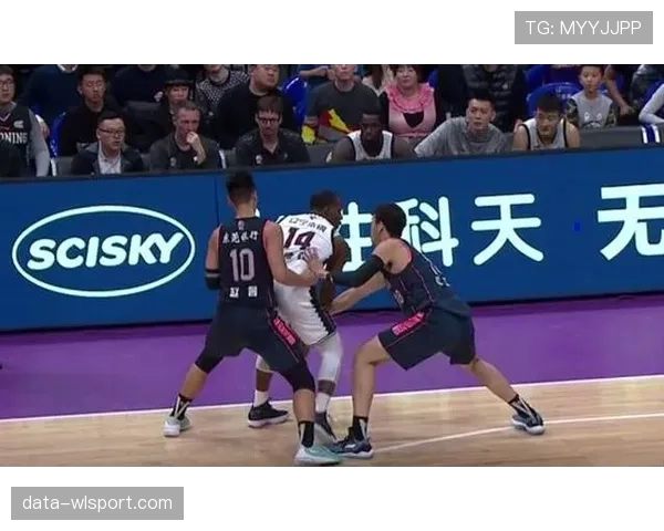 篮球比赛中同时出界判定的规则依据与具体执行标准详解
